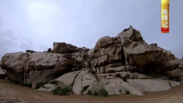 在沙漠石林里看见时间的裂缝