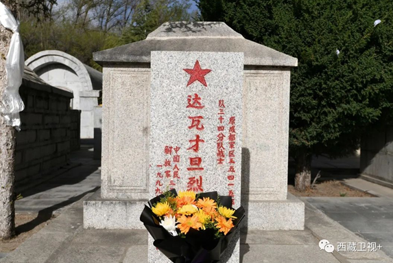 青藏高原上的神秘发光球:无名墓碑的秘密 青藏高原上的神秘发光球:无名墓碑的秘密