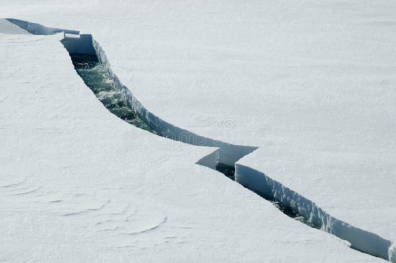 冰川裂缝中的罗盘石碑:时间的裂缝,历史的密码 冰川裂缝中的罗盘石碑:时间的裂缝,历史的密码