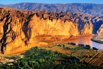 穿越时空的沉思·长鸣沙漠石林玻璃棺的神秘面纱