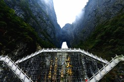 喜马拉雅之巅的铜盘｜一场关于电梯的传奇