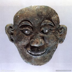 青铜面具下的低语丨古城废墟中的千年回响