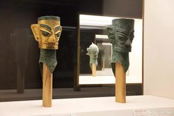 探寻地下河道中的青铜面具与影子人传说…