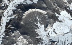 我在沙漠深处发现的透明人陨石坑和那些发光的鳞片…