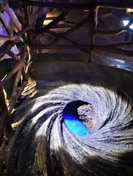 沙漠中的神秘石林与水下钟—自然的未解之谜