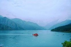 悬崖村的“牙齿串”｜冷热点交织下的乡村振兴奇迹