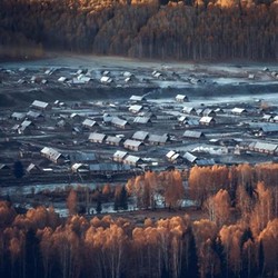 城市的地下脉搏丨我在无名墓碑低语墙听到的故事