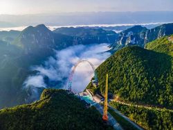 楼在地下，人却在天上丨—我见过的“倒挂雕像”