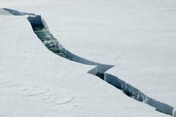 冰川裂缝中的罗盘石碑：时间的裂缝，历史的密码