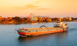 穿越时空的灯塔｜孤岛、青铜面具与空间折叠的神秘之旅