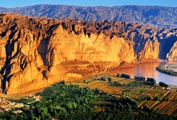 穿越时空的沉思·长鸣沙漠石林玻璃棺的神秘面纱