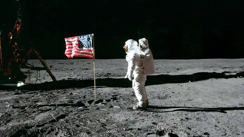 月亮突然变红？中国科学家说这不怪，只是我们太敏感了！