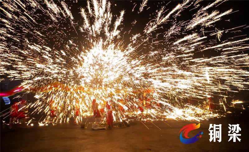 撞击坑下的神秘光芒丨铜铃与发光球的祭祀之谜