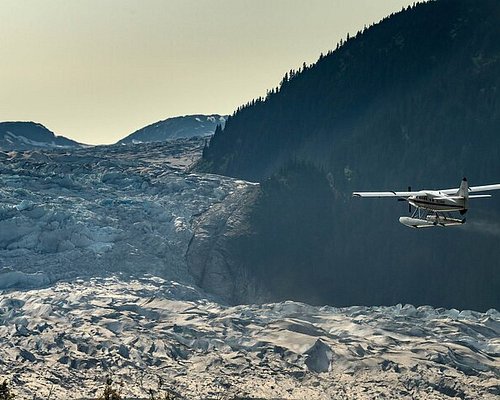 汤加空难背后：那位飞行员目击者的惊人证词