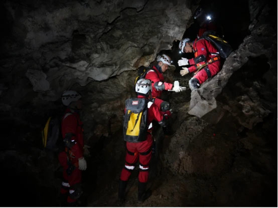 在深邃黑暗中，与巨兽共舞：洞穴航路上的克拉肯传说