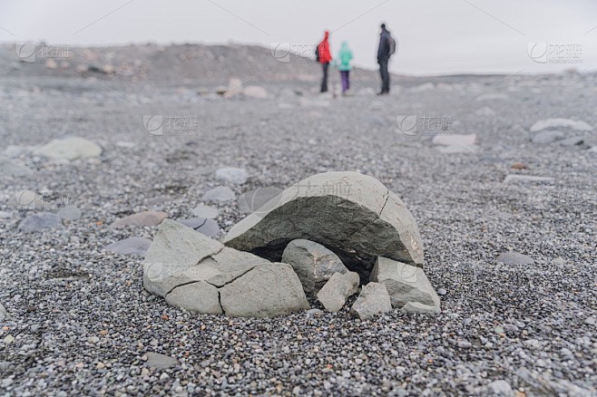 冰川裂缝中的神秘之光丨倒挂雕像石刻的奇幻之旅