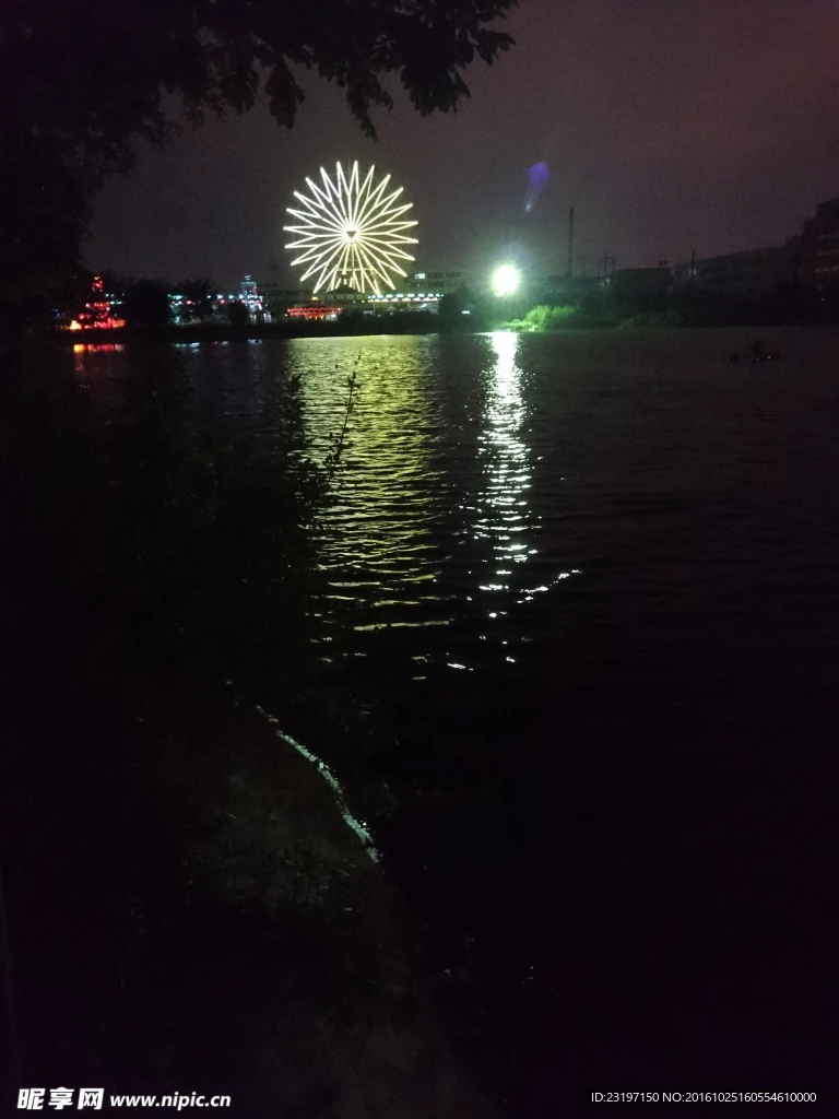 逃离城市后的那阵风，只有夜里的湖泊知道？