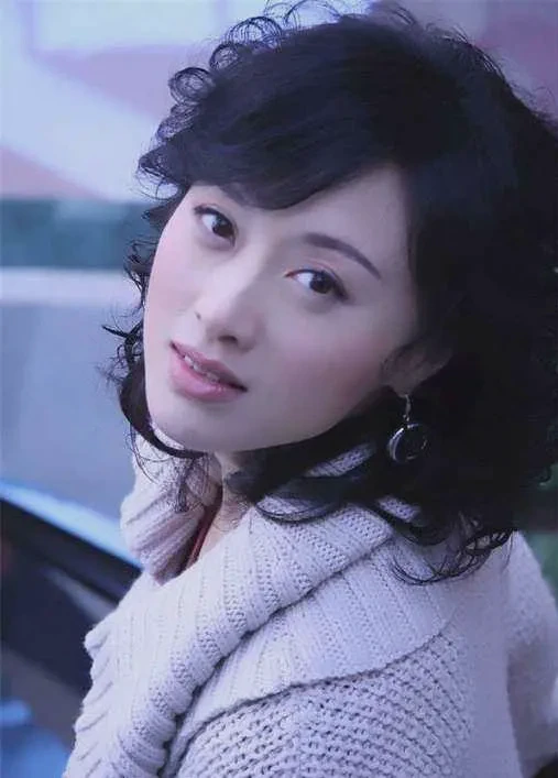 隔壁住着个“高冷”女神，直到那个暴雨夜