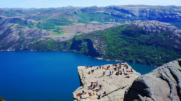 峡湾失效罗盘石碑裂纹：探寻历史的秘密