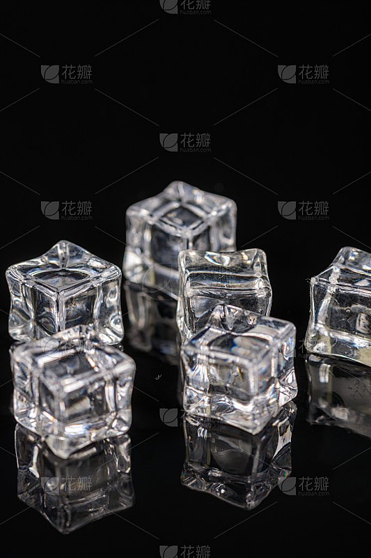 冰封湖黑色立方逆向阴影—当现实撞上超现实