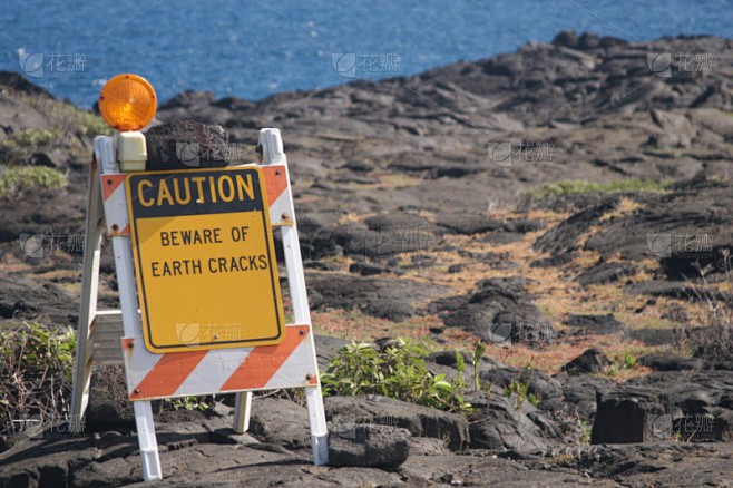 电梯停层时那个三角符号到底是什么意思？我查了整整三天…