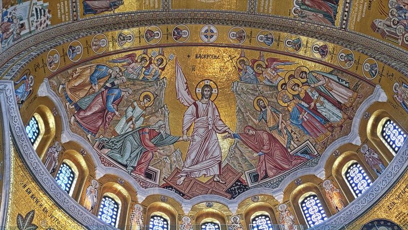 外星基督在巴尔干？我亲眼见过那个穿白袍的男人！