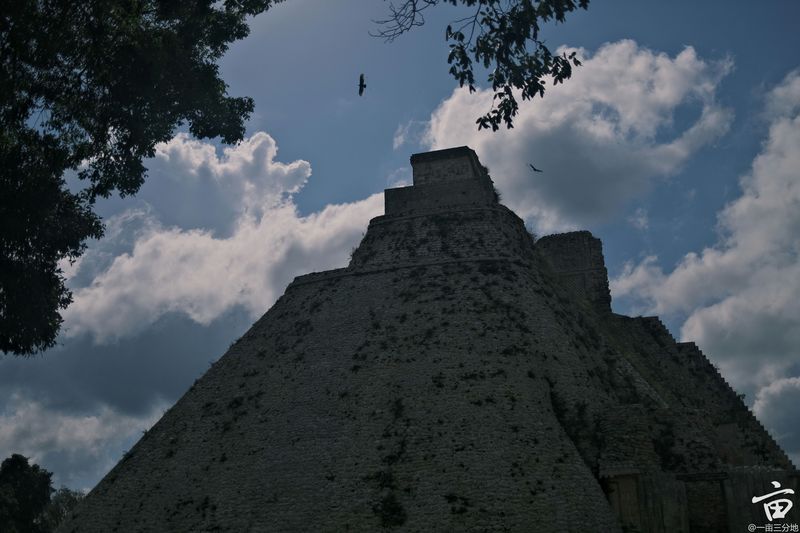 玛雅遗址三角符号卫星断链·消失的信号与古老智慧的回响