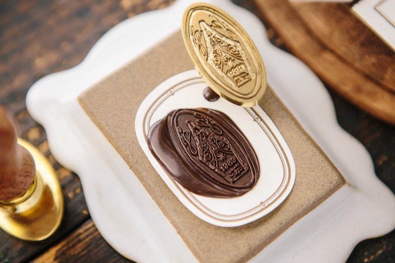 那块悬浮在半空的石头，封印着一层奇怪的蜡？