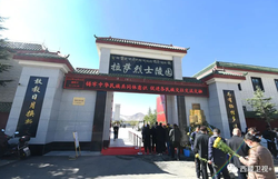 西伯利亚无名墓碑上的蓝光｜一个未解之谜