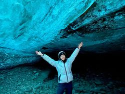 湖边的蓝光，是冰，是石，还是记忆？