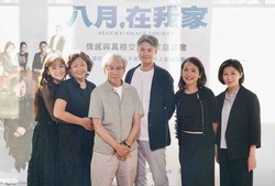 那扇老窗后的三个女人…