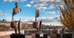 在无人航线与倒挂雕像之间，我看见了时间的尽头？