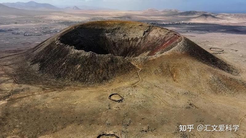 神秘陨石坑照片引发热议—照片中的人是如何“传送”过去的？