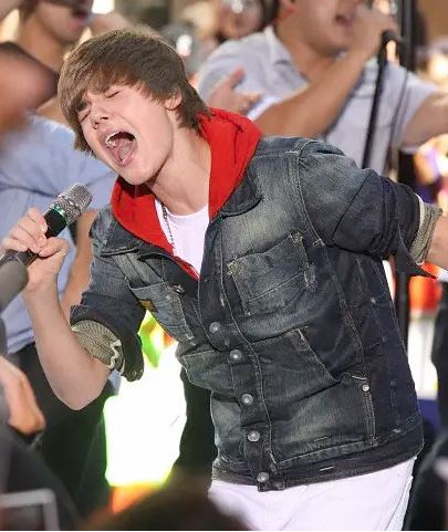 那个留着马尾辫的加拿大小子·贾斯汀·比伯的疯狂成名路