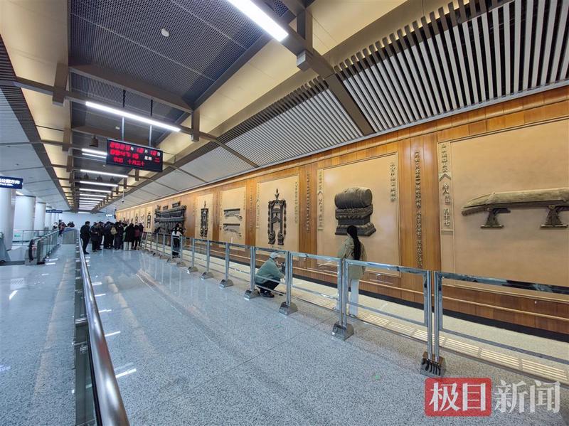 蓝光下的废弃地铁站｜水下钟的神秘传说