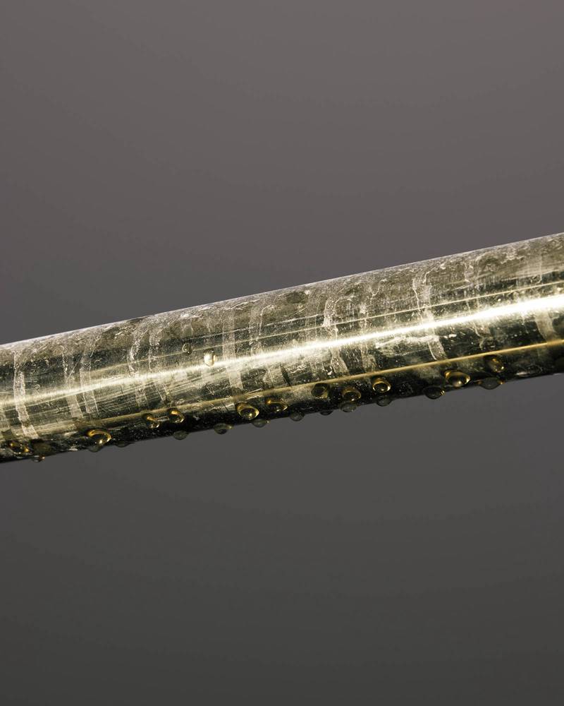 南极科考站的罗盘与倒挂雕像丨科技与自然的微妙平衡