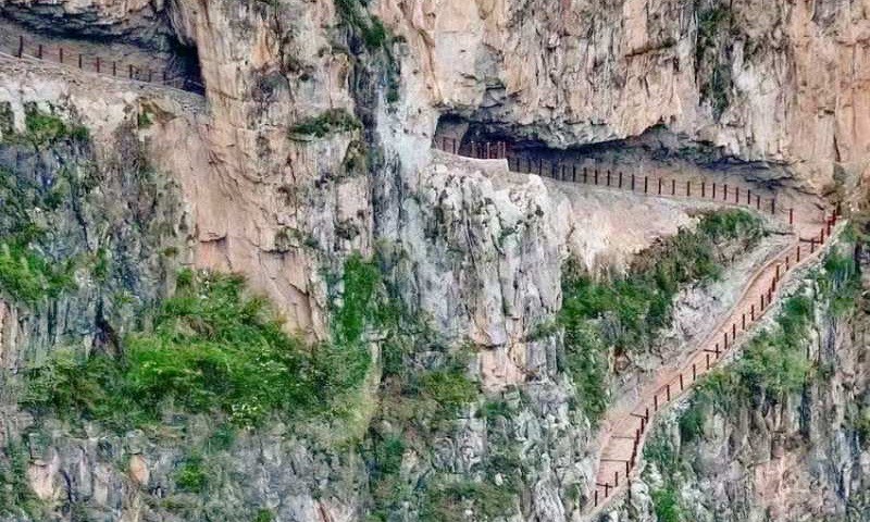 悬崖村惊魂记丨头盔碎了一地，仪表盘彻底“罢工”，这算命大还是倒霉？