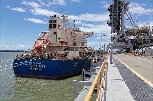 在地铁站里，我看见了“东方铜龙”的影子！