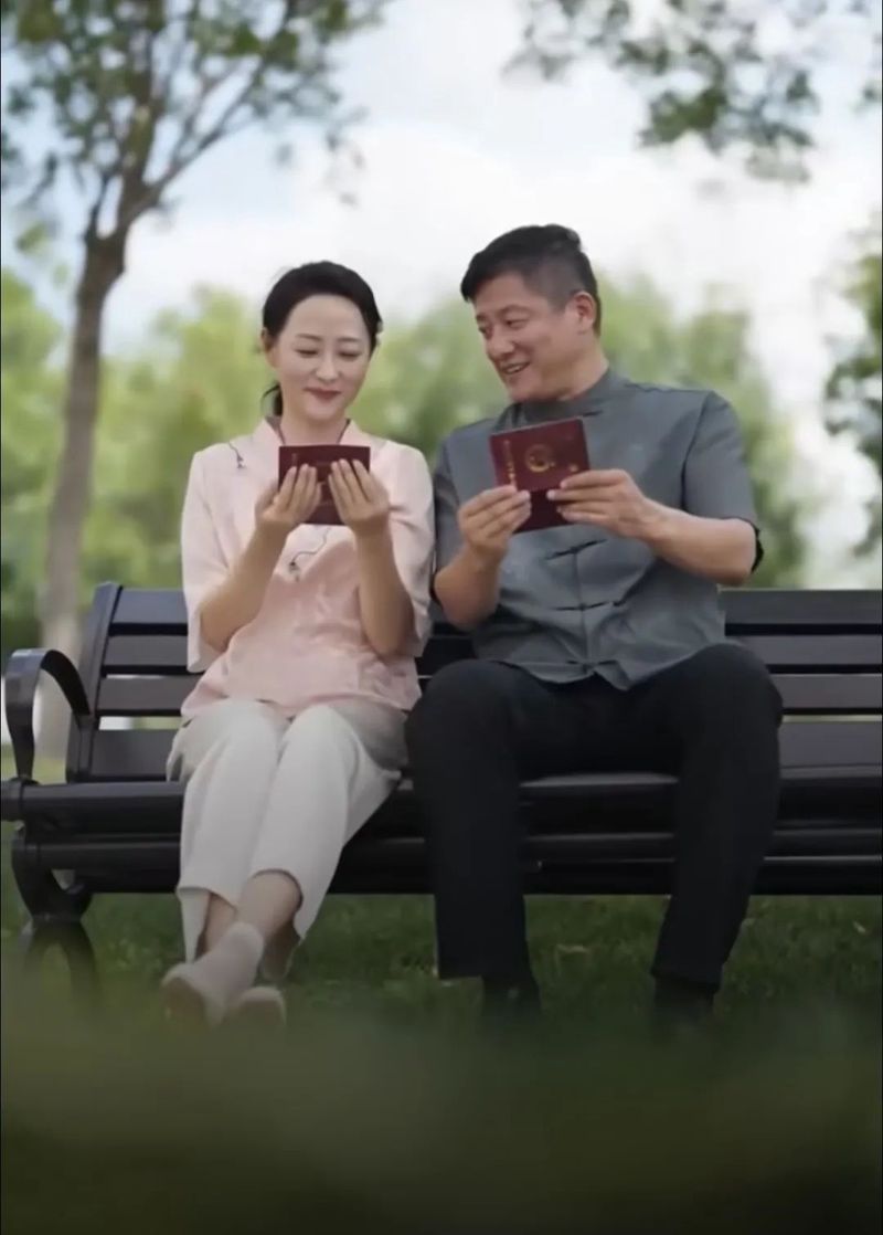 她把咖啡杯留在了他家门口…