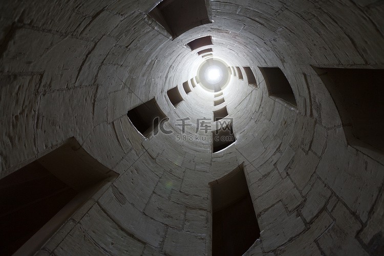 阿尔卑斯空棺楼梯循环：一场惊心动魄的神秘之旅