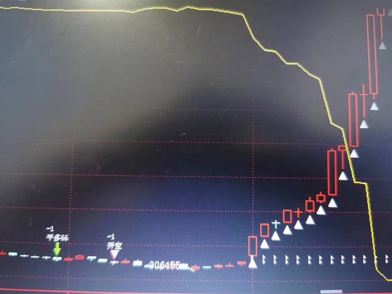 穿越时间的迷雾：探索金字塔群与黑色立方背后的奥秘