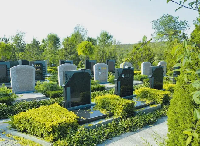 当陨石坑遇上幻影：那些无人知晓的墓碑秘密