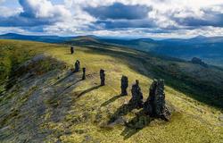 西伯利亚的寒风里，那些沉默的石头巨人到底在守着什么？