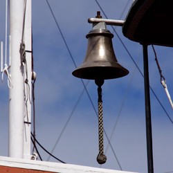 钟声中的沉船—命运的枷锁与循环