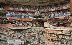 洞穴深处的神秘倒挂雕像丨探秘群脚印阵的古老传说