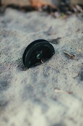 那个被遗忘在山腰上的游乐园，藏着一块会“飘”的石头和一张孩子的涂鸦…