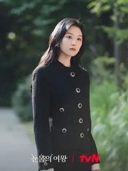 她把父亲的钻石戒指，戴在了流浪猫的脚上？