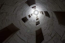 阿尔卑斯空棺楼梯循环：一场惊心动魄的神秘之旅