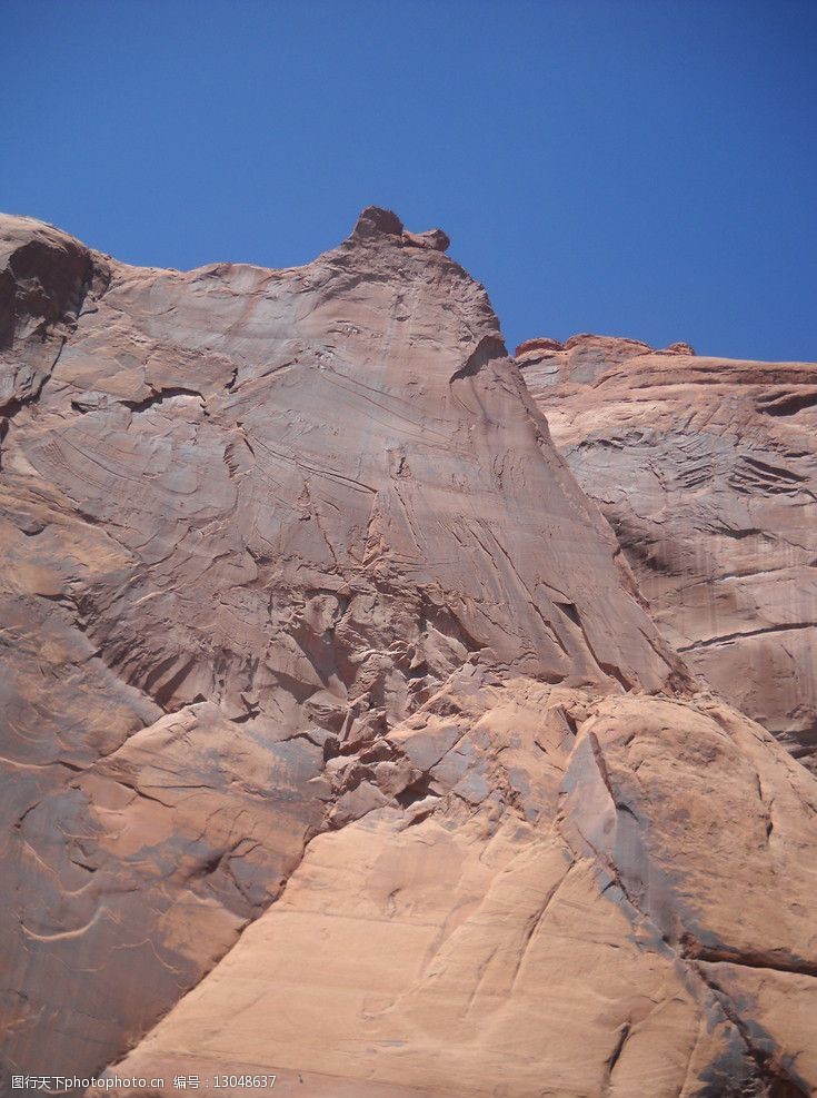 山岩下的奇幻夜话！