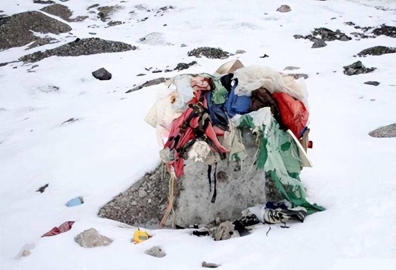 冰封湖突然解冻，楼顶气球碎片竟在湖底被发现？